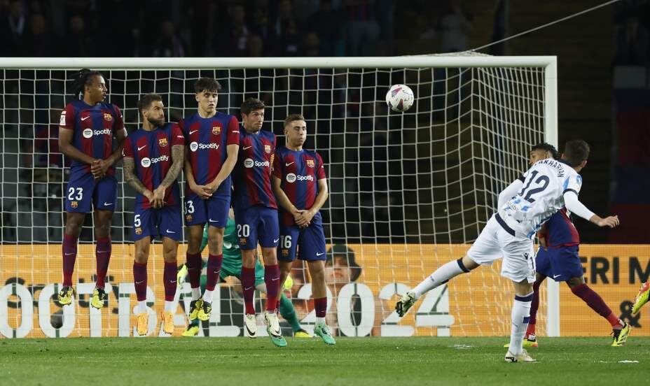    Арсен Захарян исполняет штрафной в ворота «Барселоны». Фото: Reuters