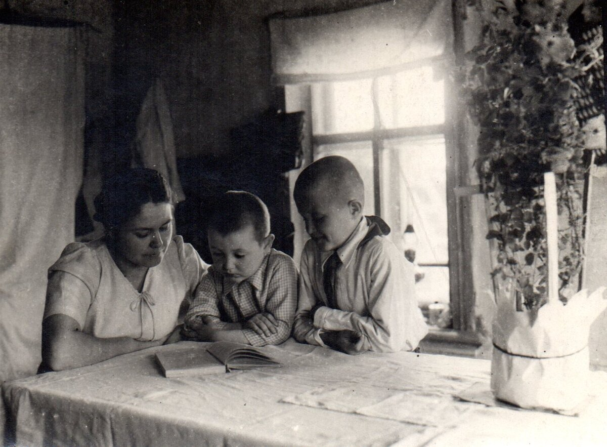 Валерия Ипполитовна Белова с сыновьями Сергеем и Александром, 1947 г. Фото из фондов Шегарского музея