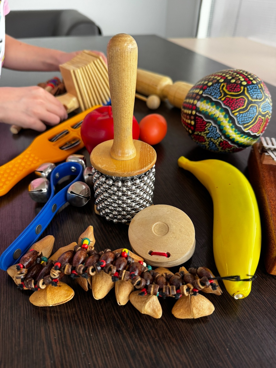 Музыкальных инструментов в больнице никогда не бывает мало.