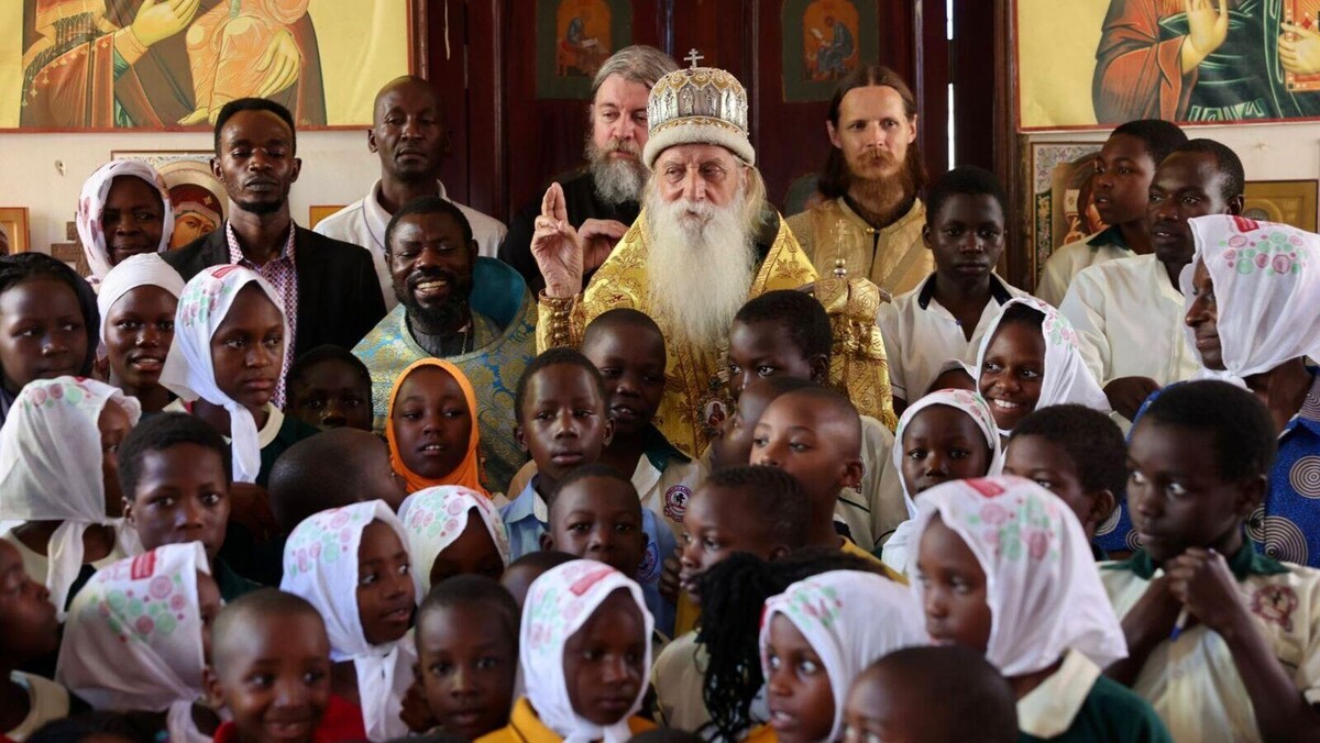 в центре Митрополит Московский и всея Руси Корнилий - Предстоятель Русской Православной Старообрядческой Церкви