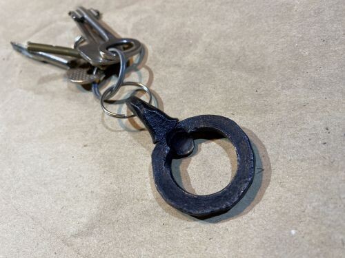 открывашка крупным планом на связке ключей
