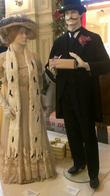 Собственная фотография с выставки ретро-одежды, проходимой в ГУМе в 2013 году