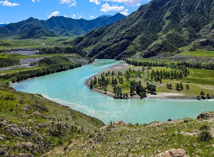 Берег Катуни в Тюнгуре: первое знакомство с настоящим Алтаем.