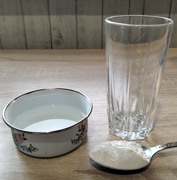 150–200 грамм воды, 1 столовая ложка крахмала.