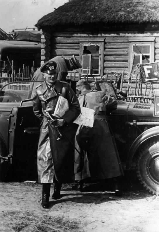 Фельдмаршал Федор фон Бок прибыл на встречу с командованием наступающих на Москву частей вермахта. Никольское, начало октября 1941 года