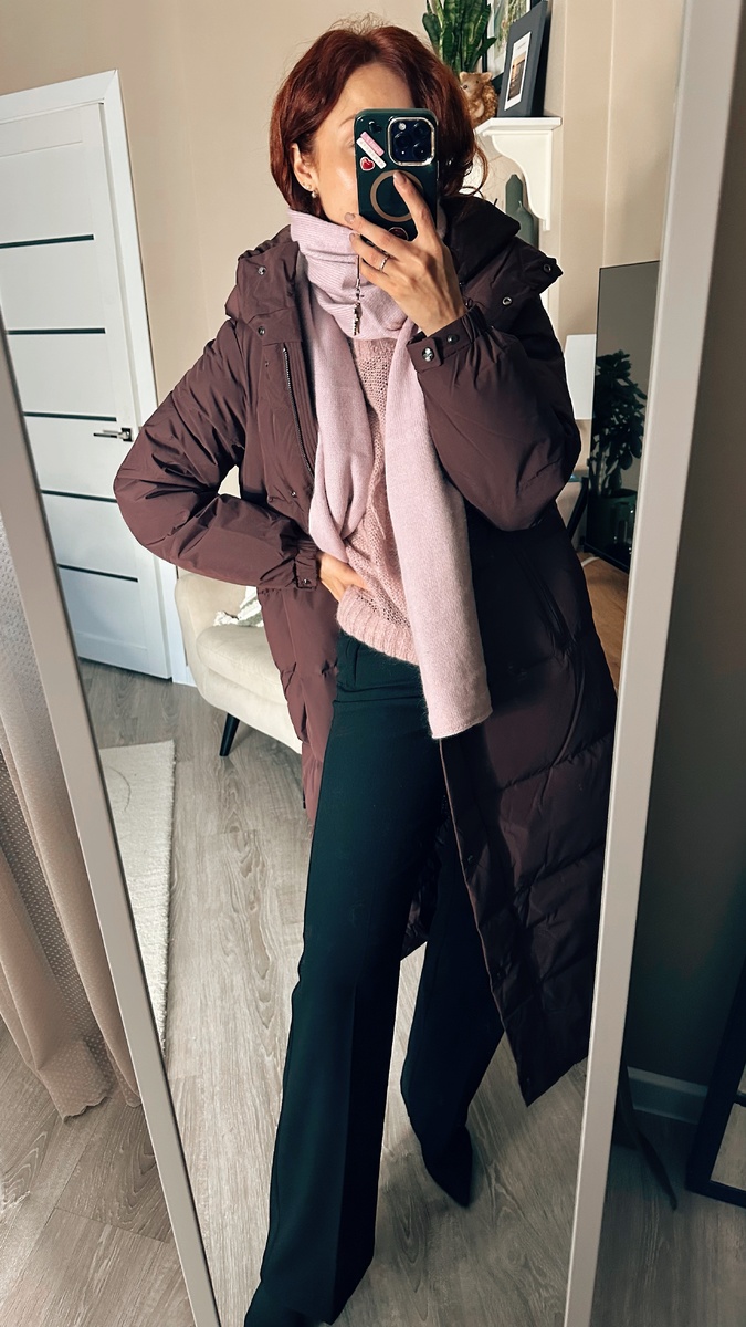 Бордовый длинный пуховик с капюшоном и манжетами, которые можно подстраивать под нужный обхват. Класная идея, которая позволит защитить руки от ледяного ветра.