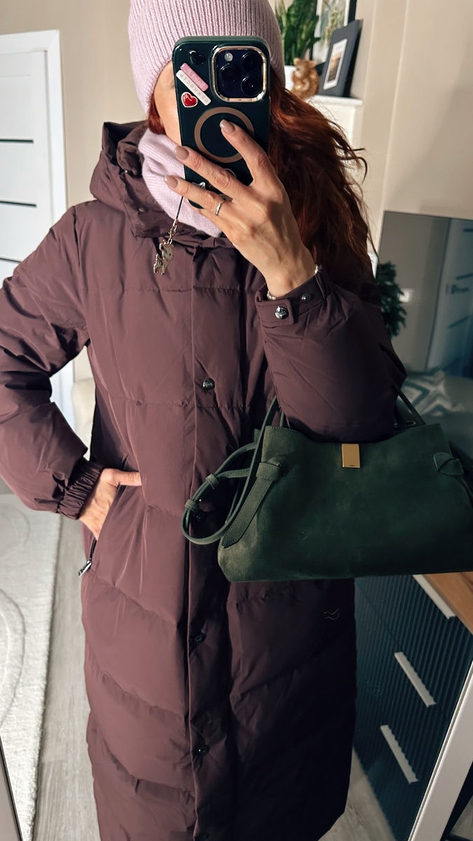 Бордовый пуховик у Pompa не очень объемный, но и не очень узкий. Ткань отличная, плотная, все кнопки и замки качественные. 