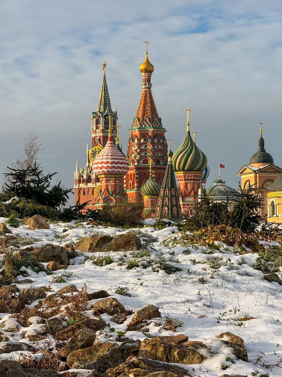 Храм Василия Блаженного и Спасская башня Кремля