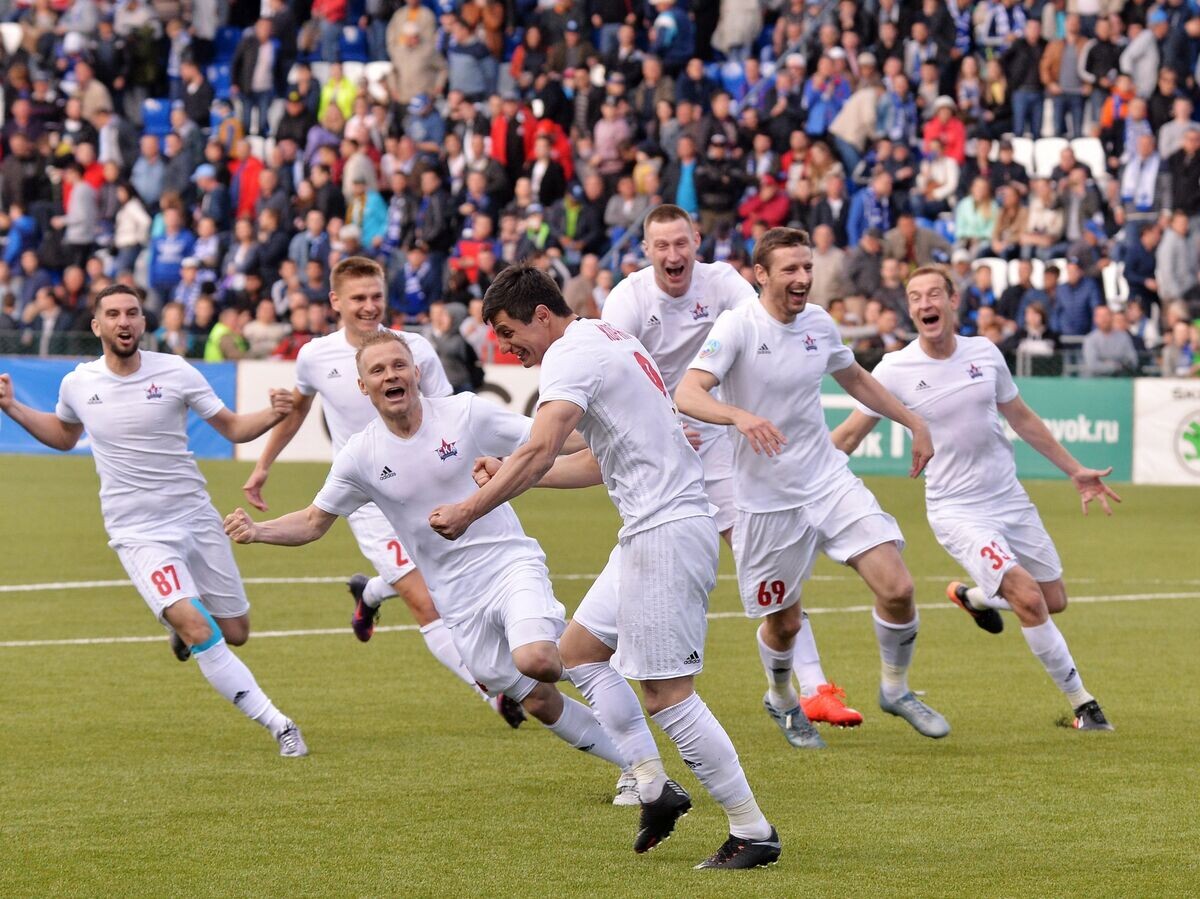    Футболисты "СКА-Хабаровска" радуются победе© РИА Новости / Михаил Докудовский