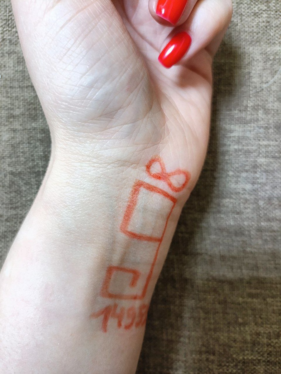 Вот так выглядит девятка на запястье. 