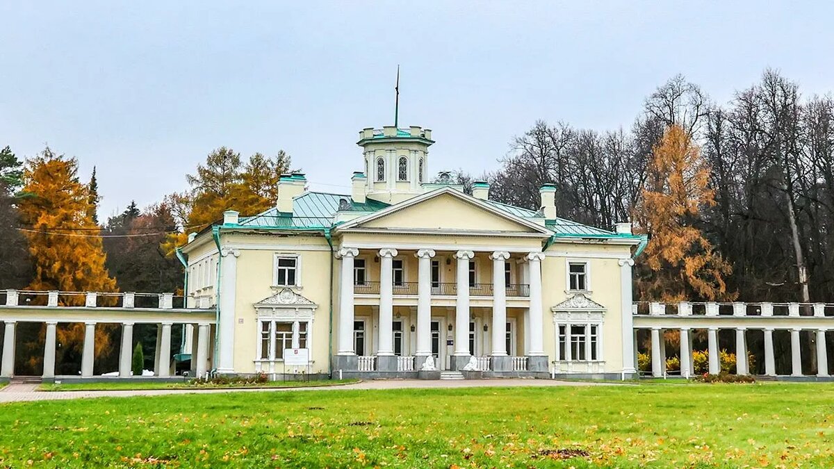 Усадьба Архангельское осенью — историческое здание с колоннами и парком недалеко от Москвы