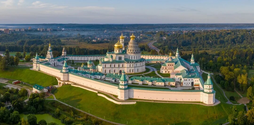 Ново-Иерусалимский монастырь в Истре — вид сверху на комплекс с золотыми куполами и зелёными стенами