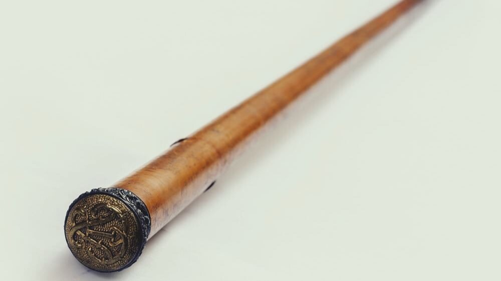 Трость Александра Пушкина с пуговицей. Орех (?), латунь (серебро?), позолота. Начало XIX века. Всероссийский музей А.С. Пушкина, Санкт-Петербург
