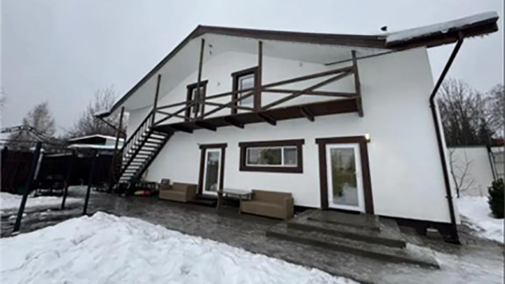    В этом особняке 16-летнего подростка, доведённого истязаниями до состояния комы, содержали вместе с другими детьми. Скриншот видео с сайта Анны Хоботовой