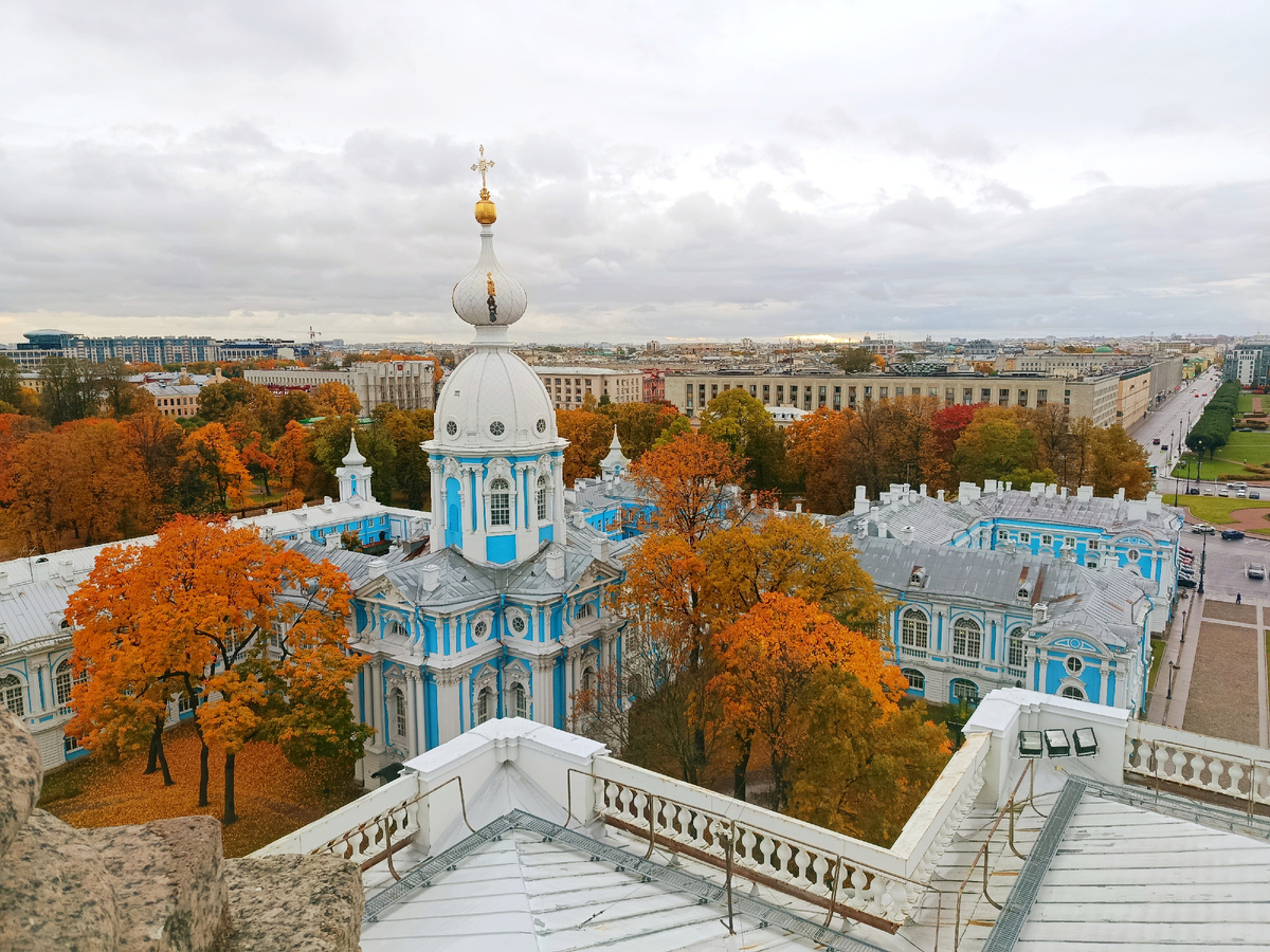 Вид с застекленного яруса колокольни.