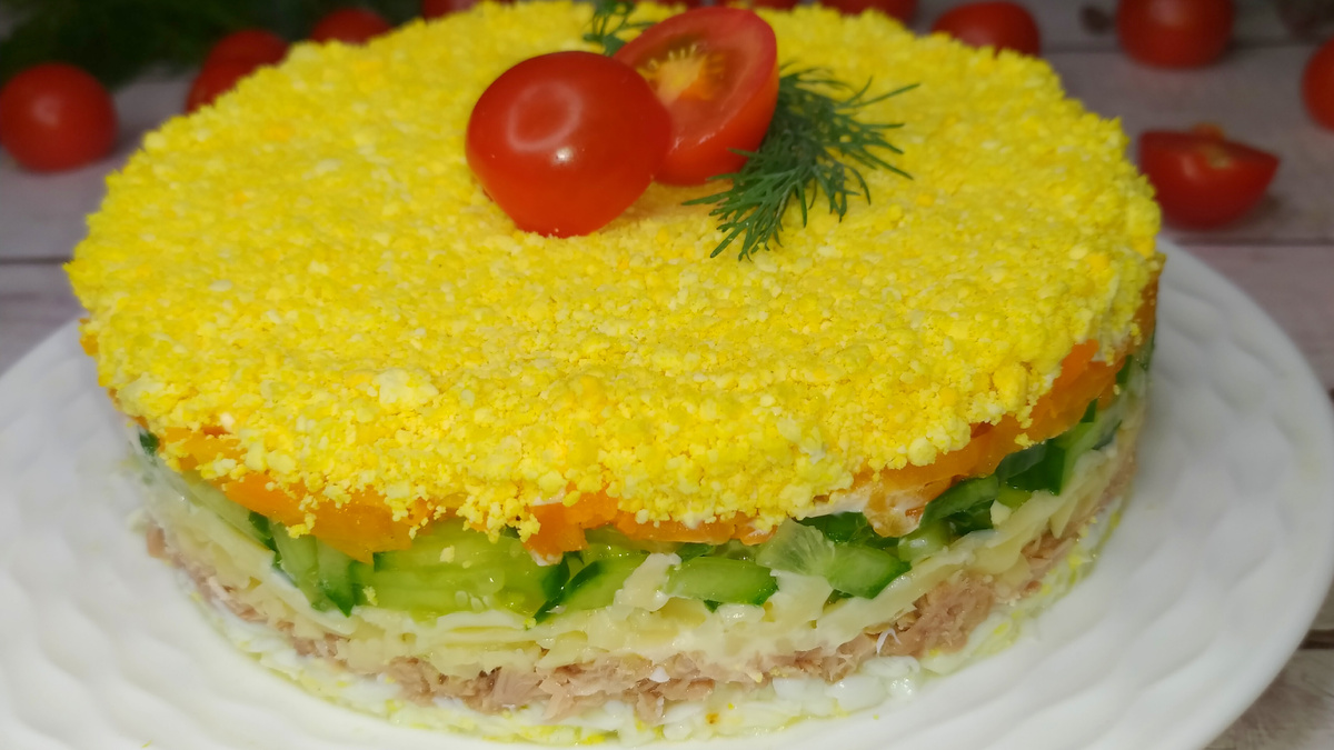 Слоёный салат с консервированным тунцом. Фото автора. 