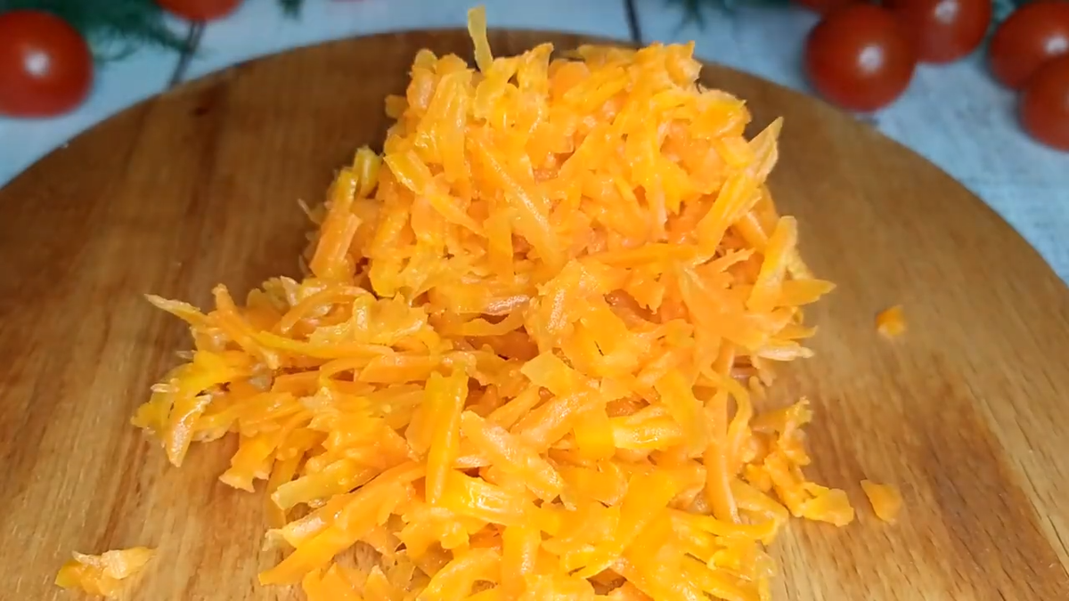 Слоёный салат с консервированным тунцом. Фото автора.