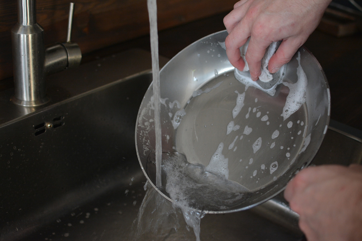 Новую сковороду перед прокалкой нужно хорошо отмыть горячей водой и моющим средством