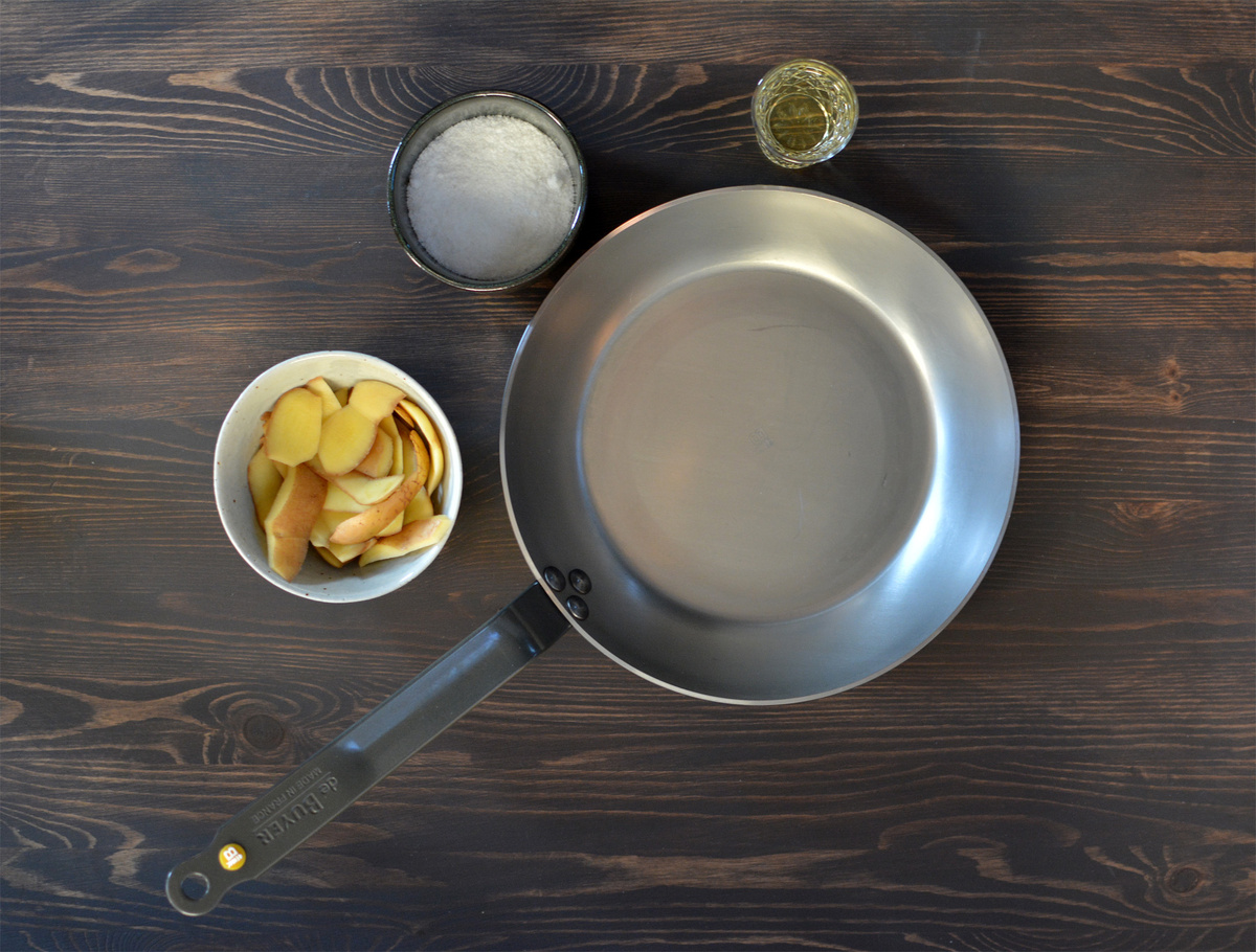 Масло, соль и картофельные очистки - этого достаточно для быстрой прокалки 