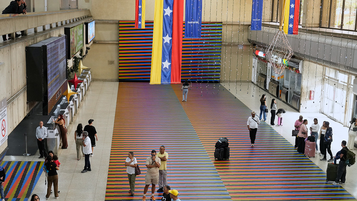   Ariana Cubillos / AP- Пассажиры в зале ожидания международного аэропорта имени Симона Боливара в Майкетии, Венесуэла