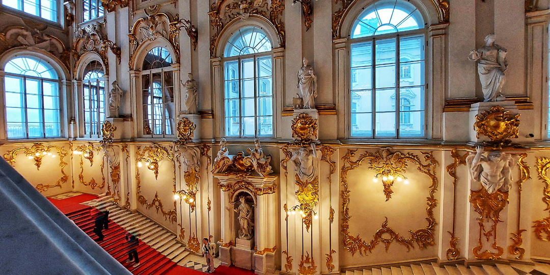 Для тех, кто собирается в Петербург: "Чем различаются входы в Эрмитаж?"