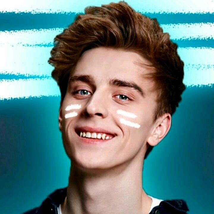 Каналу Влада А4 — 11 лет: путь от обычного блогера до феномена YouTube

29 ноября 2024 года каналу Влад А4 исполнилось 11 лет. За это время проект вырос из небольшого развлекательного канала в одно из самых популярных медиабрендов русскоязычного YouTube.

Начало пути

Канал был создан 29 ноября 2014 года, но первые активные ролики начали выходить чуть позже. Тогда Влад Бумага был обычным подростком, который просто хотел снимать весёлые видео и делиться ими с друзьями. Его первые работы были простыми, но именно энергия, юмор и искренность помогли Владу выделиться среди других блогеров.

Рост популярности

Настоящий взлёт канала пришёлся на 2017–2019 годы, когда ролики А4 стали набирать миллионы просмотров. В это время появилось фирменное направление контента:

челленджи

эксперименты

развлекательные шоу

пар