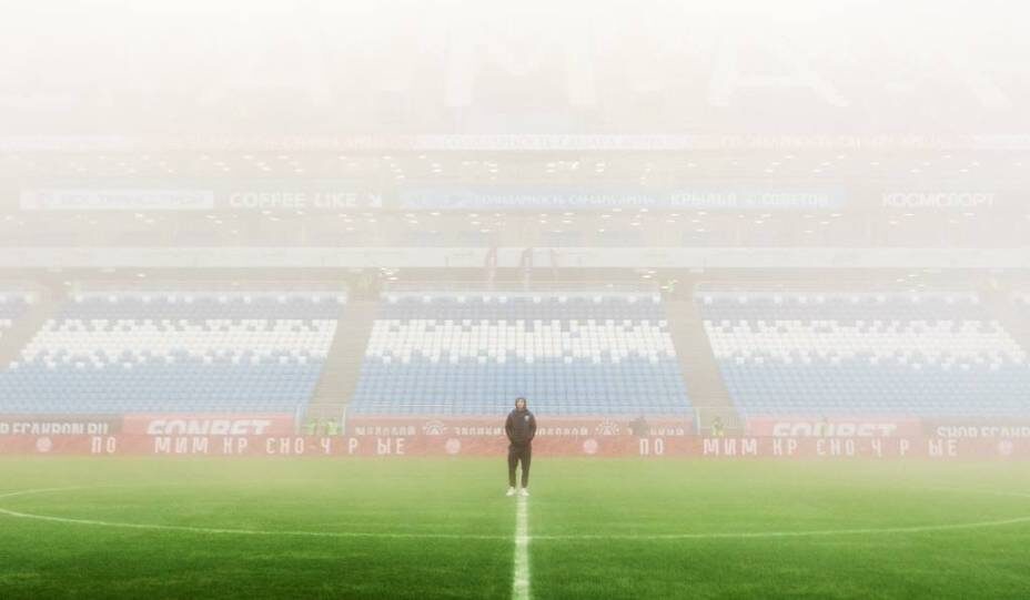    Стадион в Самаре утонул в тумане. Фото: Соцсети ФК «Пари НН»