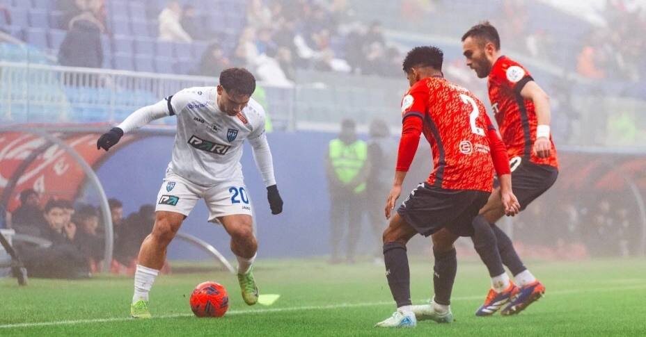    Главная звезда «Пари НН» Хуан Боселли (слева) идет в обводку. Фото: Соцсети ФК «Пари НН»