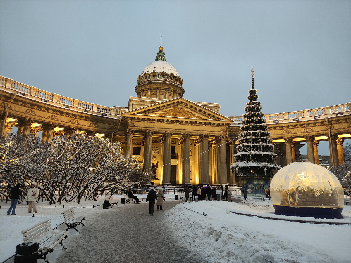 Елка и рождественский вертеп у Казанского собора.
