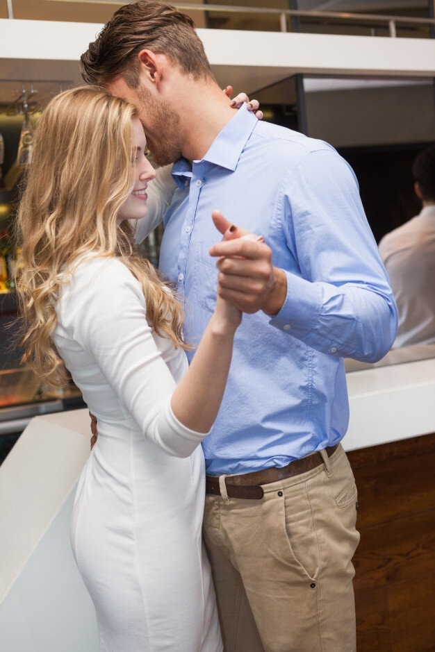 Мы вышли на паркет. Я обнял её за талию, она положила руку мне на плечо. 