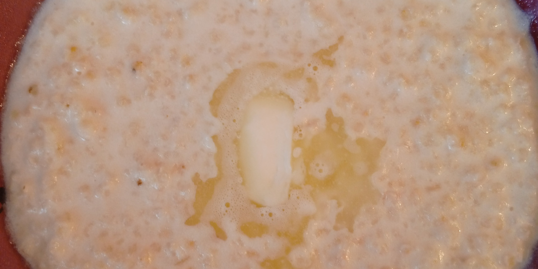 Прибралась дома и испекла пироги с картофелем.