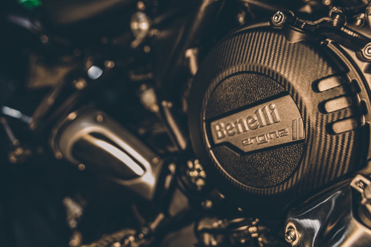 TBN можно сравнить с солнцезащитным кремом для внутренних деталей двигателя: он защищает их от «ожогов» (кислот), но имеет ограниченный ресурс и требует периодического «обновления». Именно поэтому в руководствах по эксплуатации указывают не только пробег, но и календарный интервал замены масла.