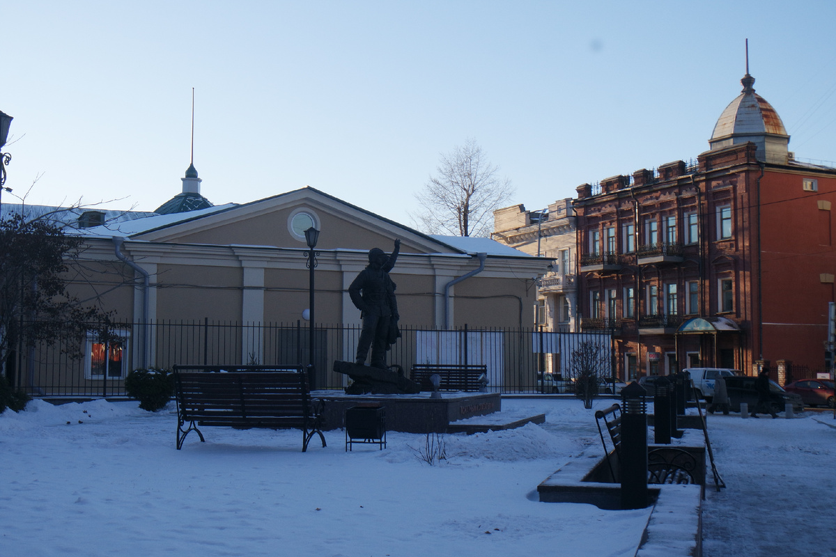 часто думаю: если бы не грязь и загазованность - улица Дзержинского так-то одна из самых красивых улиц города...