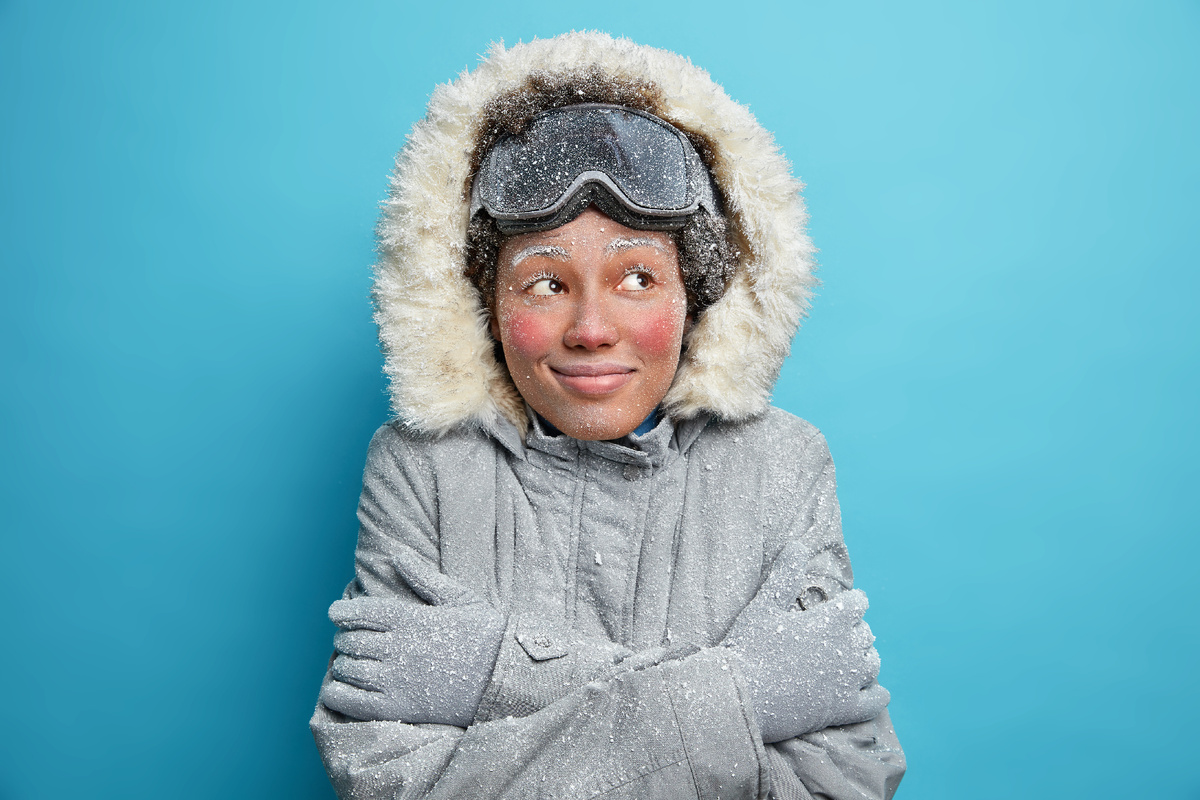 https://ru.freepik.com/free-photo/frozen-woman-embraces-herself-trembles-from-cold-covered-with-hoarfrost-looks-gladfully-wears-snowboard-goggles-winter-jacket-gloves-smiles-pleasantly_14271465.htm#fromView=search&page=1&position=31&uuid=95d1d155-7a24-461c-ab2d-a722b0a64074&query=%D0%BB%D0%B8%D1%86%D0%BE+%D0%BC%D0%BE%D1%80%D0%BE%D0%B7