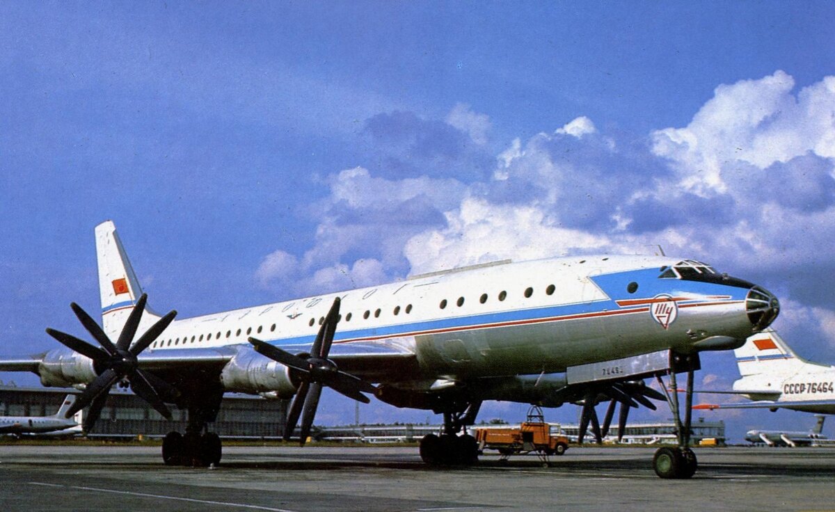 Самолёт Ту-114 в московском аэропорту Домодедово