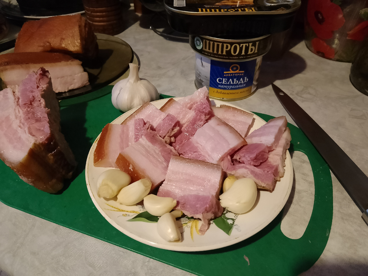 Фото автора, муж любит наше сало вприкуску с чесноком