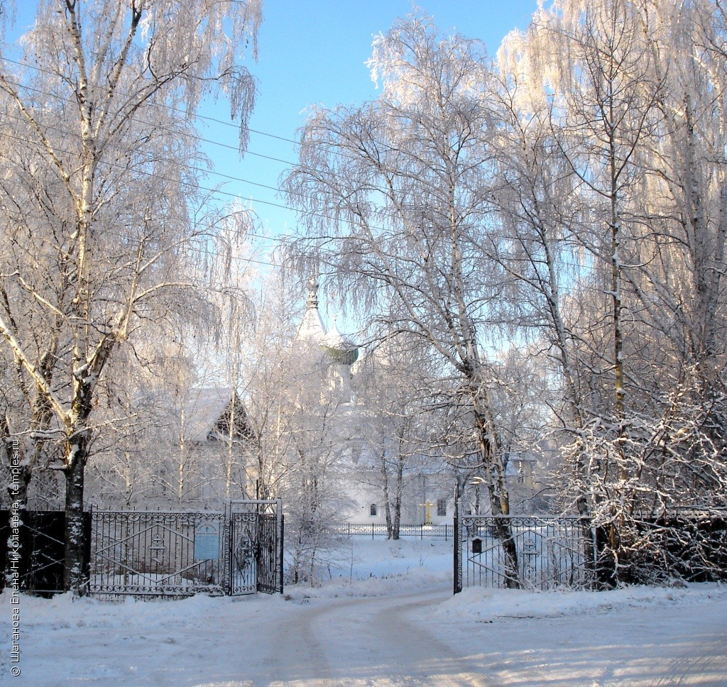 Восточный въезд на территорию собора Успения Пресвятой Богородицы Успенского Горнего монастыря в Вологде. Фото 2018 года