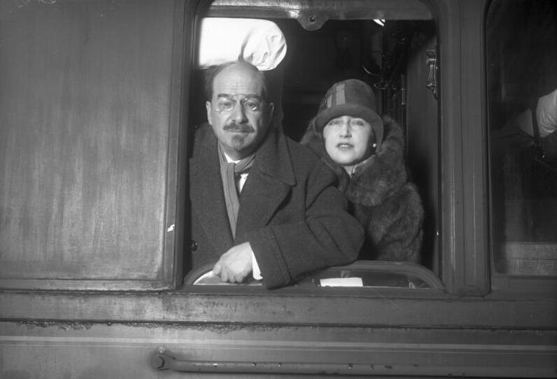 А. В. Луначарский со своей супругой Натальей Александровной Розенель-Луначарской. Сайт ВикипедиЯ, статья “Луначарский, Анатолий Васильевич”.