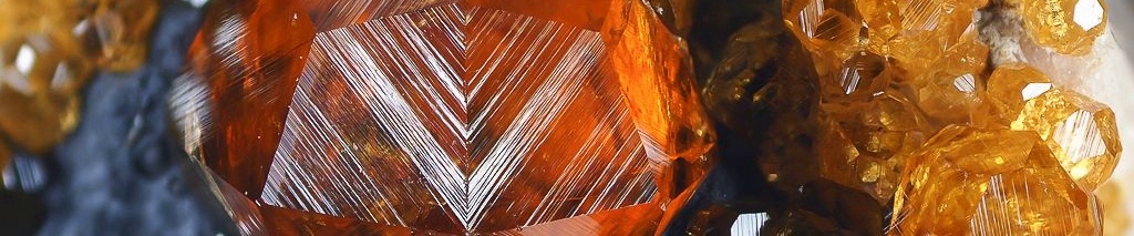 Спессартин (мандариновый гранат). Фото fi.pinterest.com