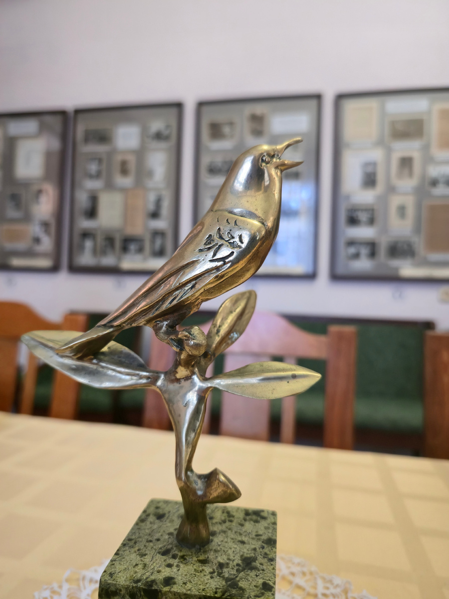 Приз конкурсов вокалистов имени В. В. Барсовой