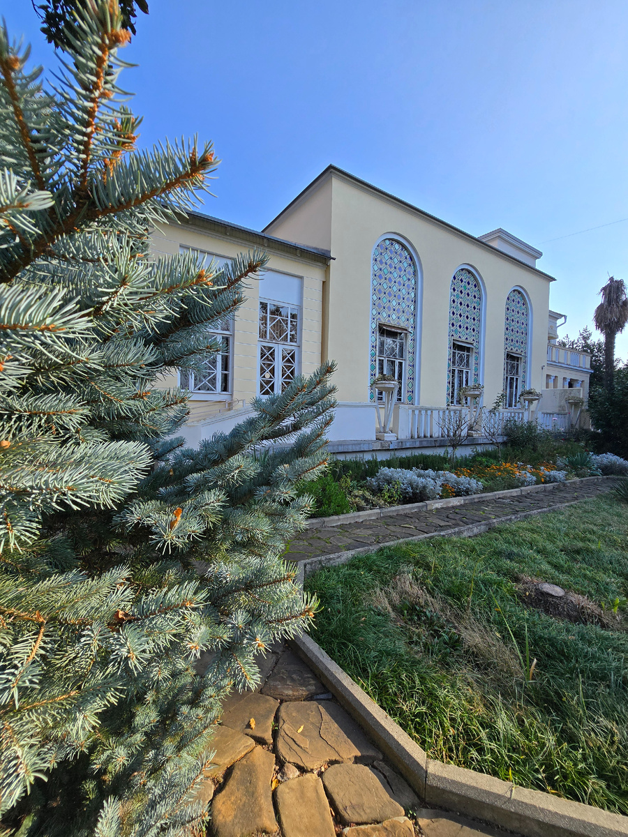 Главный фасад дачи В. В. Барсовой