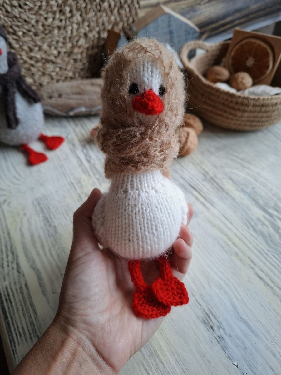 Гусь в платочке связаный из натуральной шерсти