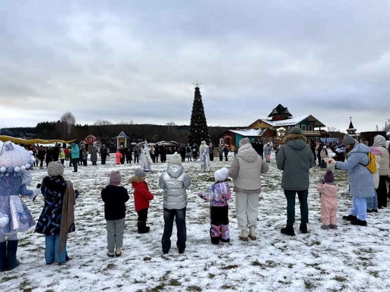    Гости поздравили Урал Мороза с Днем рождения песнями и танцами