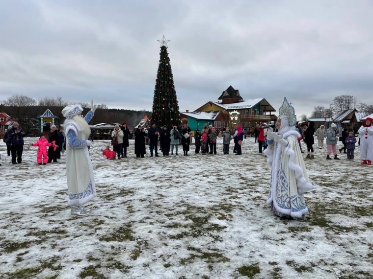    В Парке Сказов (Арамиль, Свердловская область) волшебно открыли новогодний сезон
