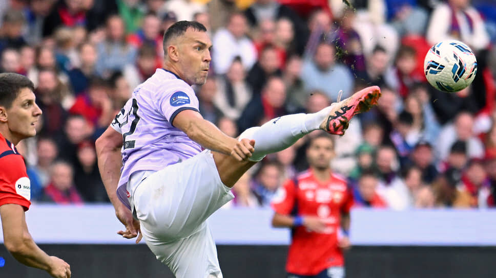 Нападающий футбольного клуба "Акрон" Артем Дзюба.📷Фото: Антон Новодерёжкин / Коммерсантъ