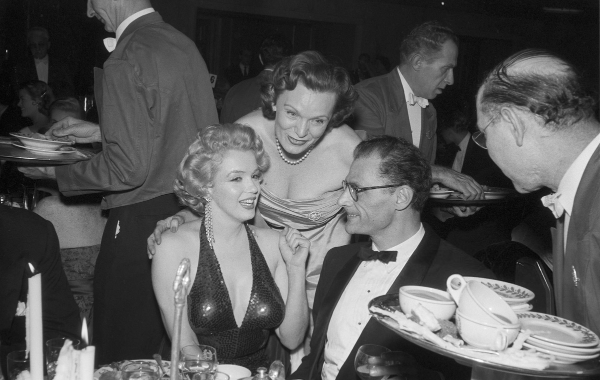 Мэрилин Монро. Бал "Апрель в Париже", отель «Уолдорф Астория», 11.04.1957. 