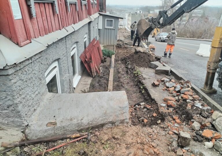 В Брянске добьëт 123-летний дом скандальный капремонт дороги-горки на Горького