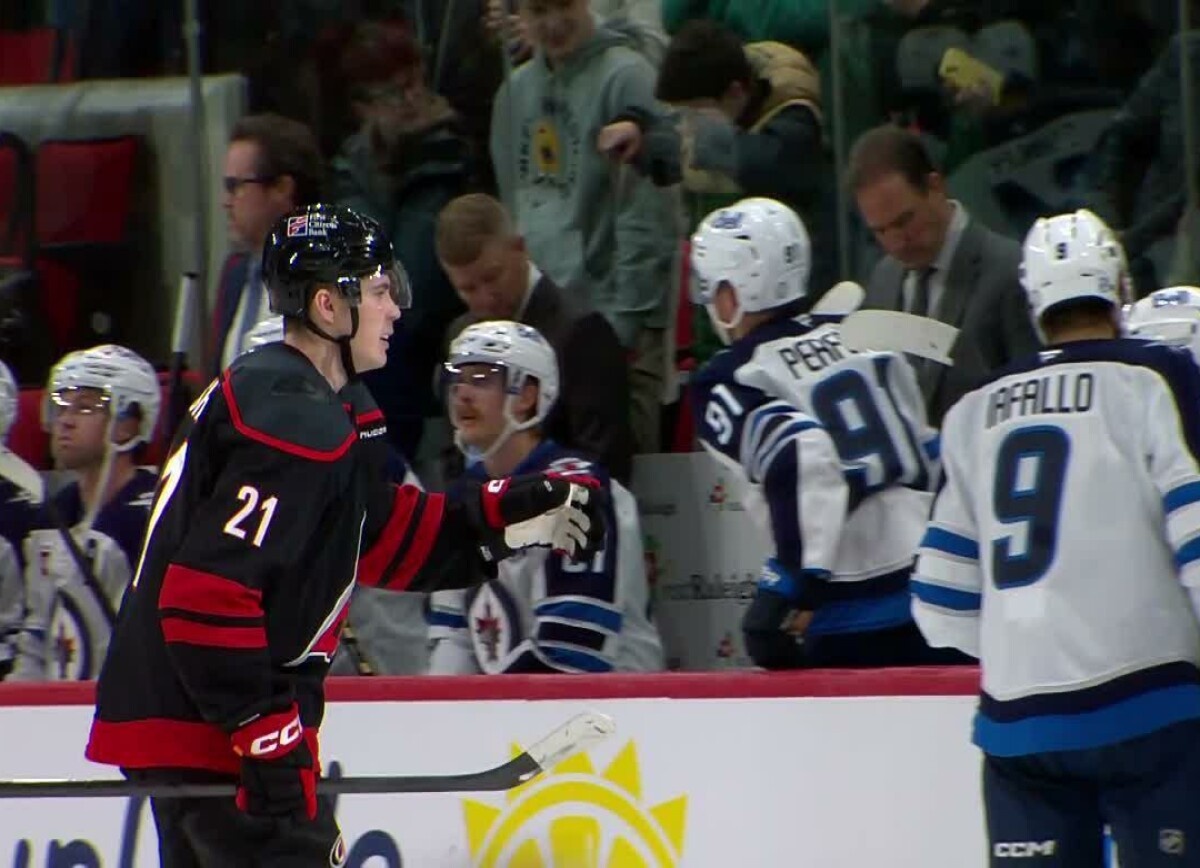     Болельщики «Каролины» о прервавшем безголевую серию Никишине: сыграл свой лучший матч в НХЛ