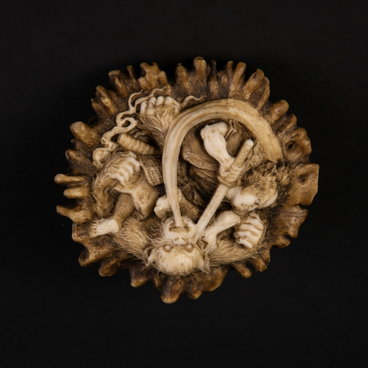 Нэцкэ-мандзю: — «Усуи Матагоро: побеждает гигантскую обезьяну в горах Хида». Вид сверху. XX в. Материал: кость.