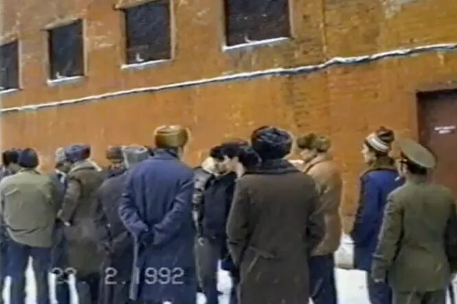 Руководство городской милиции у следственного изолятора "Кресты". 23 февраля 1992 г.